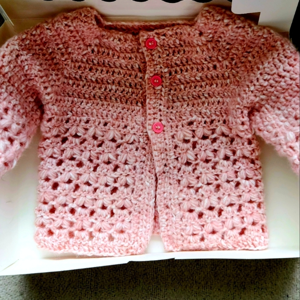 Pink baby sweater from 0 to 3 months made by hand.